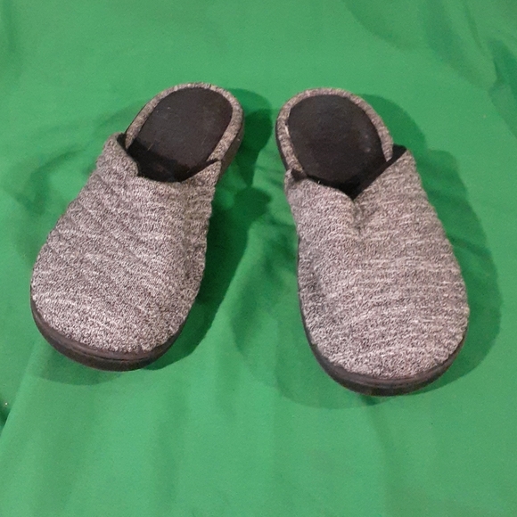 Isotoner sz 8.5/9 gray comfy slippers